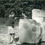 Zdena Fibichová s japonským sochařem Ko Muraiem v lomu U Josefa v létě 1967, v popředí nedokončená socha Mašle